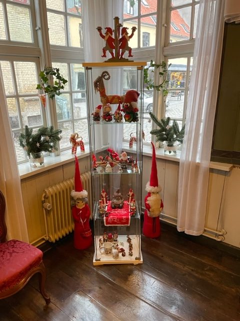 9. December: Juleudstilling med klassiske julenisser