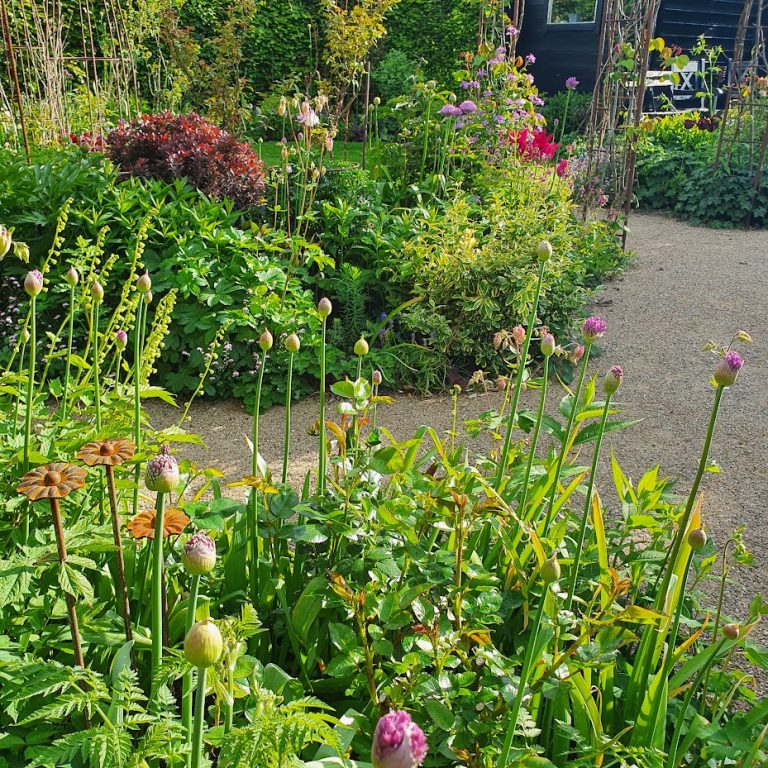19. Maj: Åben romantisk have i V.Aaby m/salg af jernpynt & planter og stand v/Art Arnsfelt